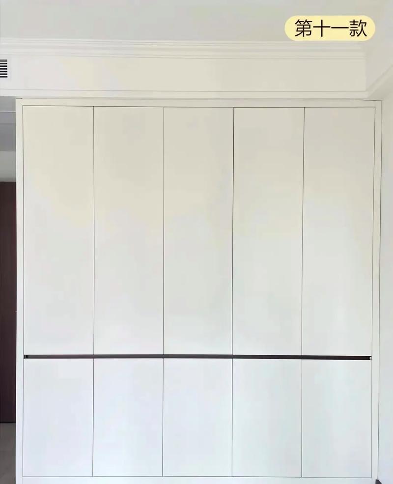 卧室无把手分段式衣柜设计 简约美学与实用功能的完美融合